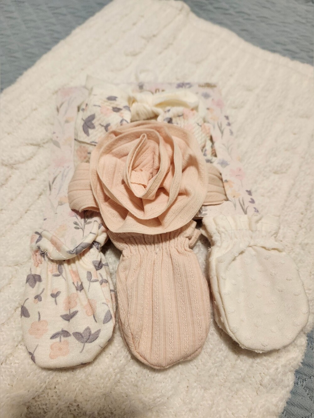 Cream Plush Baby Blanket & A Set Of 3 Head Bands And 3 Pairs Of Mittens